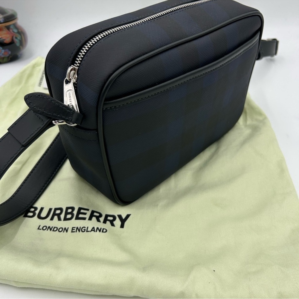 Men’s Burberry check messenger bag in navy blue. Adjustable shoulder strap NWT. - Picture 4 of 15